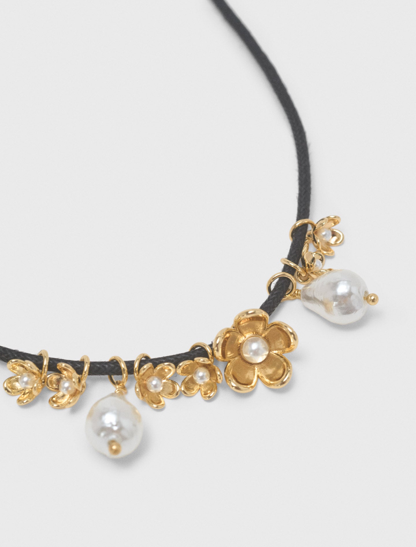 Flower detail cord necklace Gold