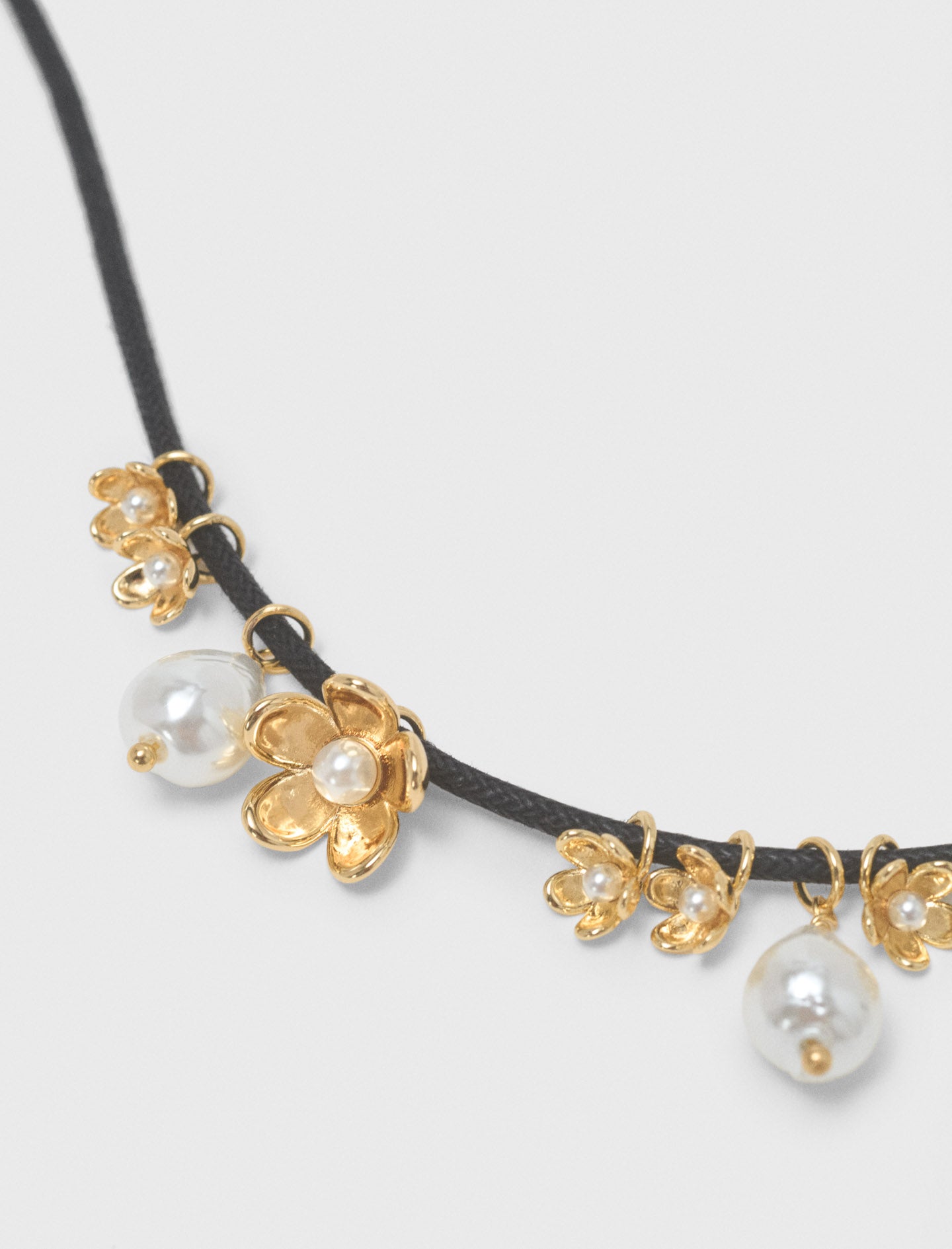 Flower detail cord necklace Gold