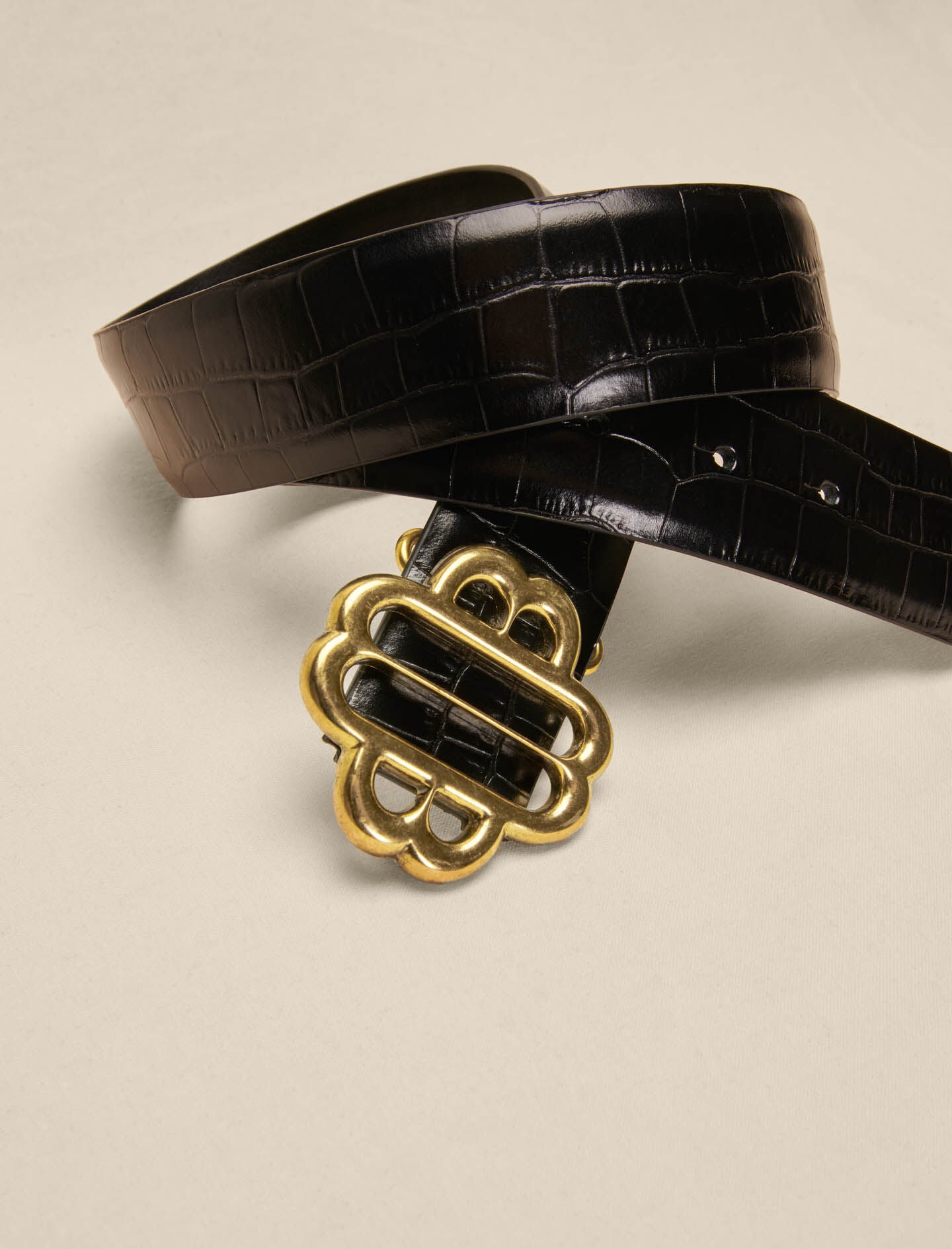 Black-leather belt with clover buckle