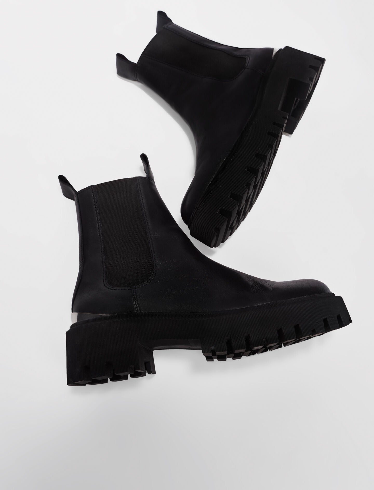Black-chelsea boots with platform sole