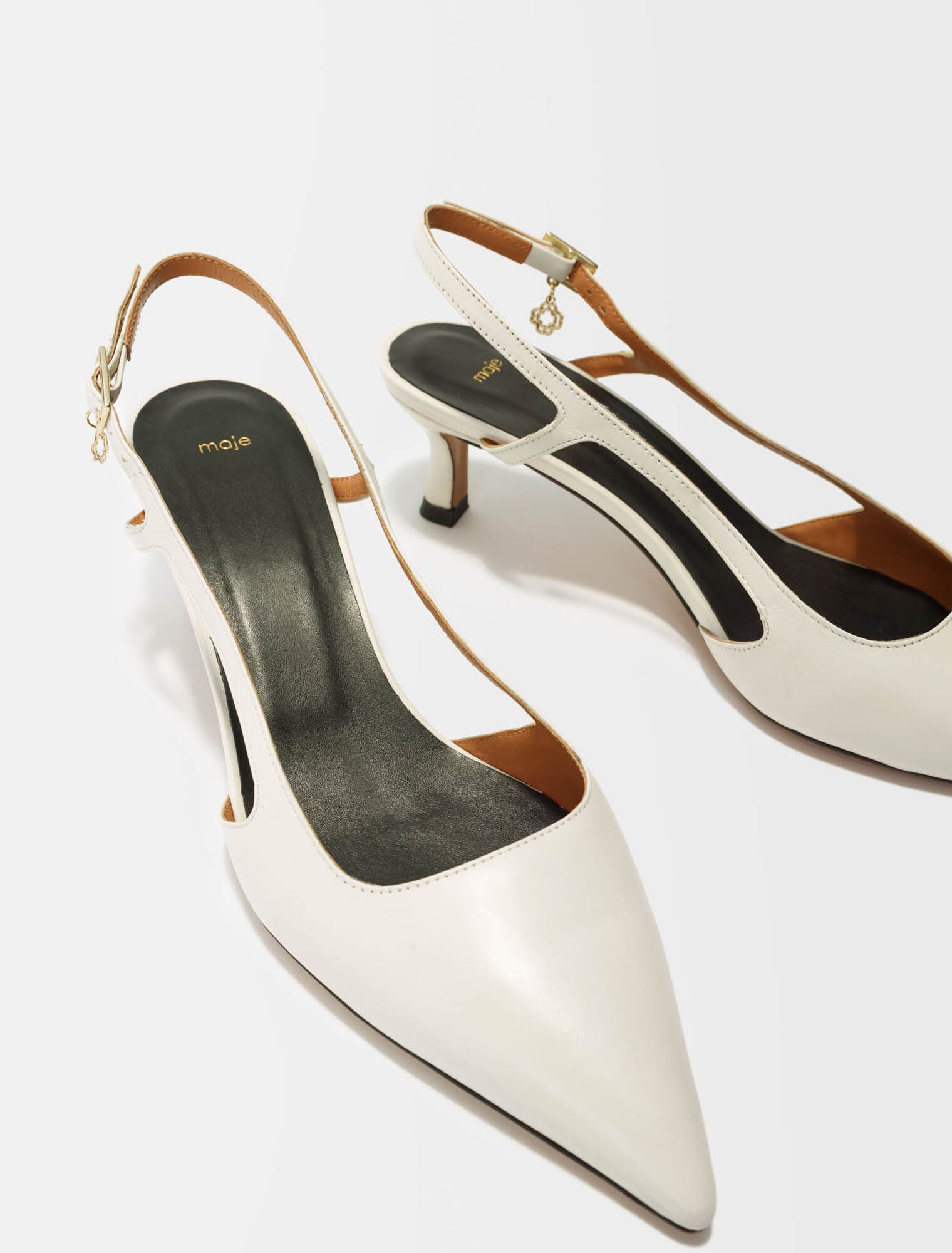 White-Pointed-toe pumps with straps