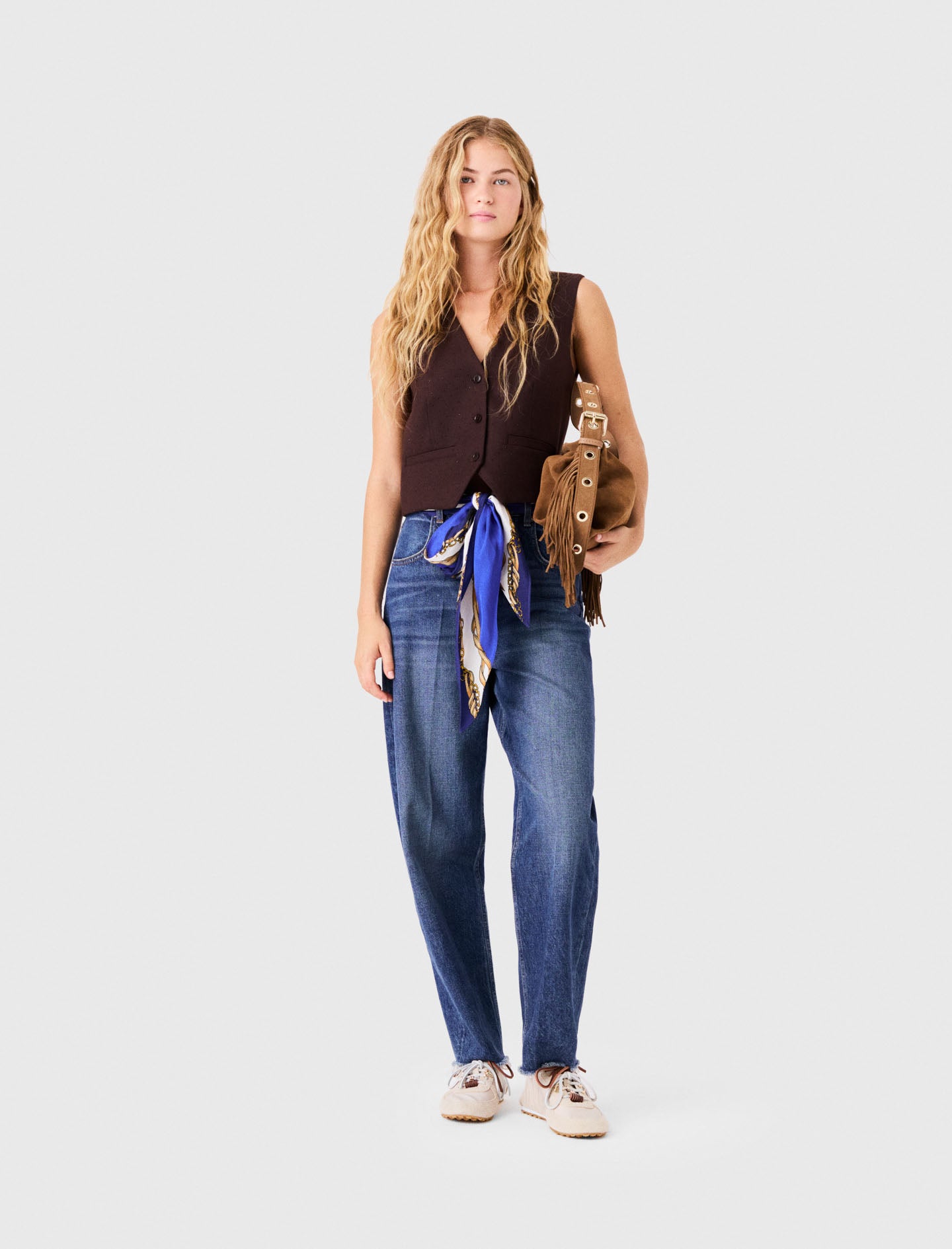 Carrot-cut jeans with a twilly Blue