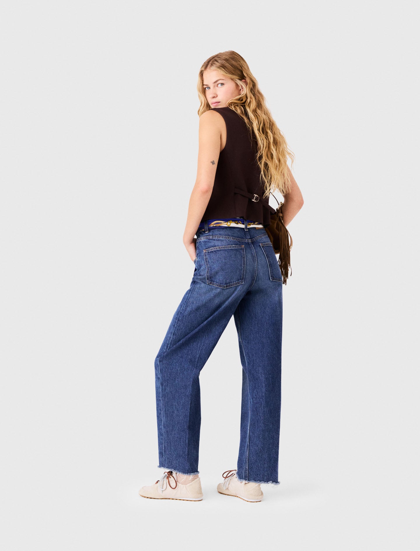 Carrot-cut jeans with a twilly Blue