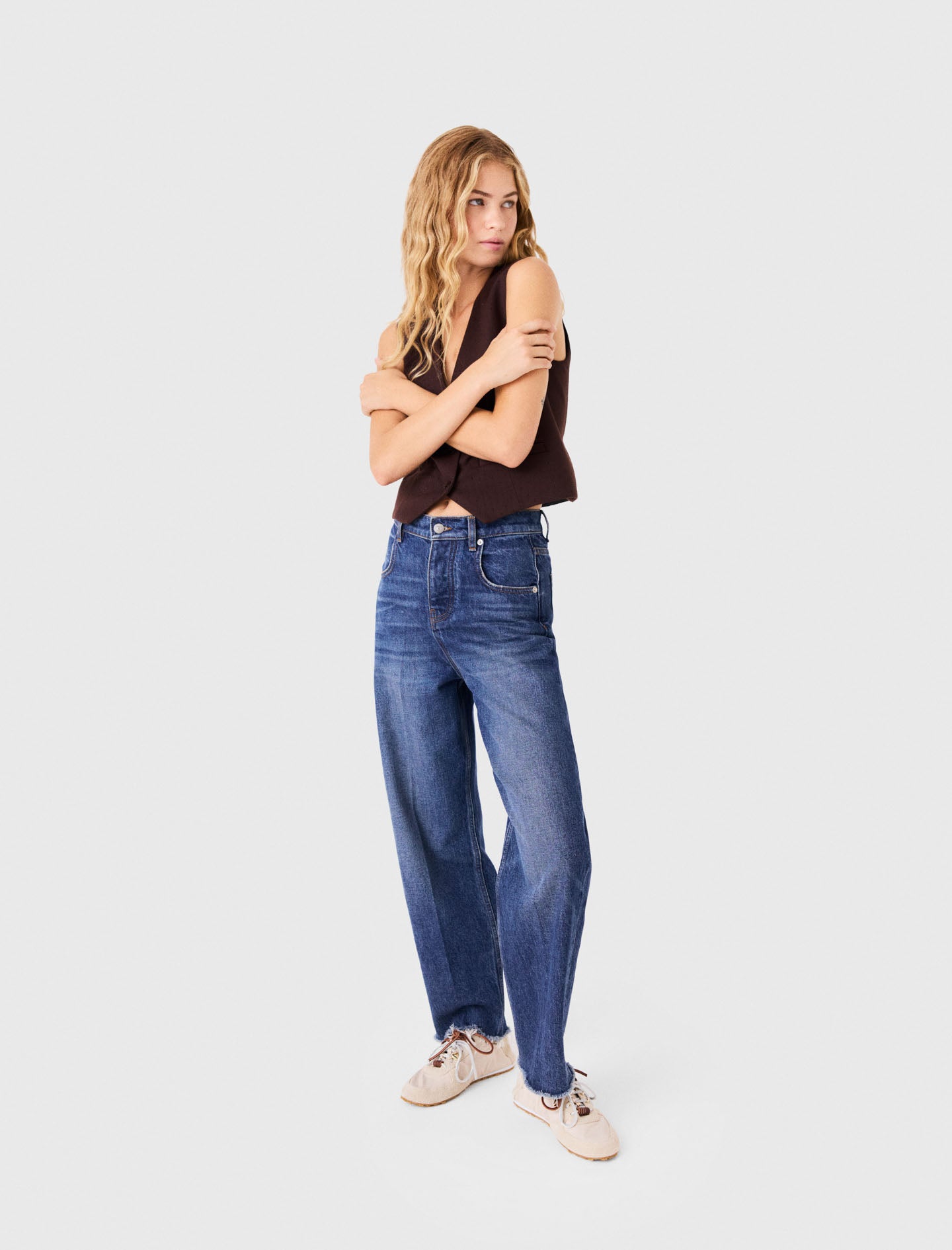 Carrot-cut jeans with a twilly Blue