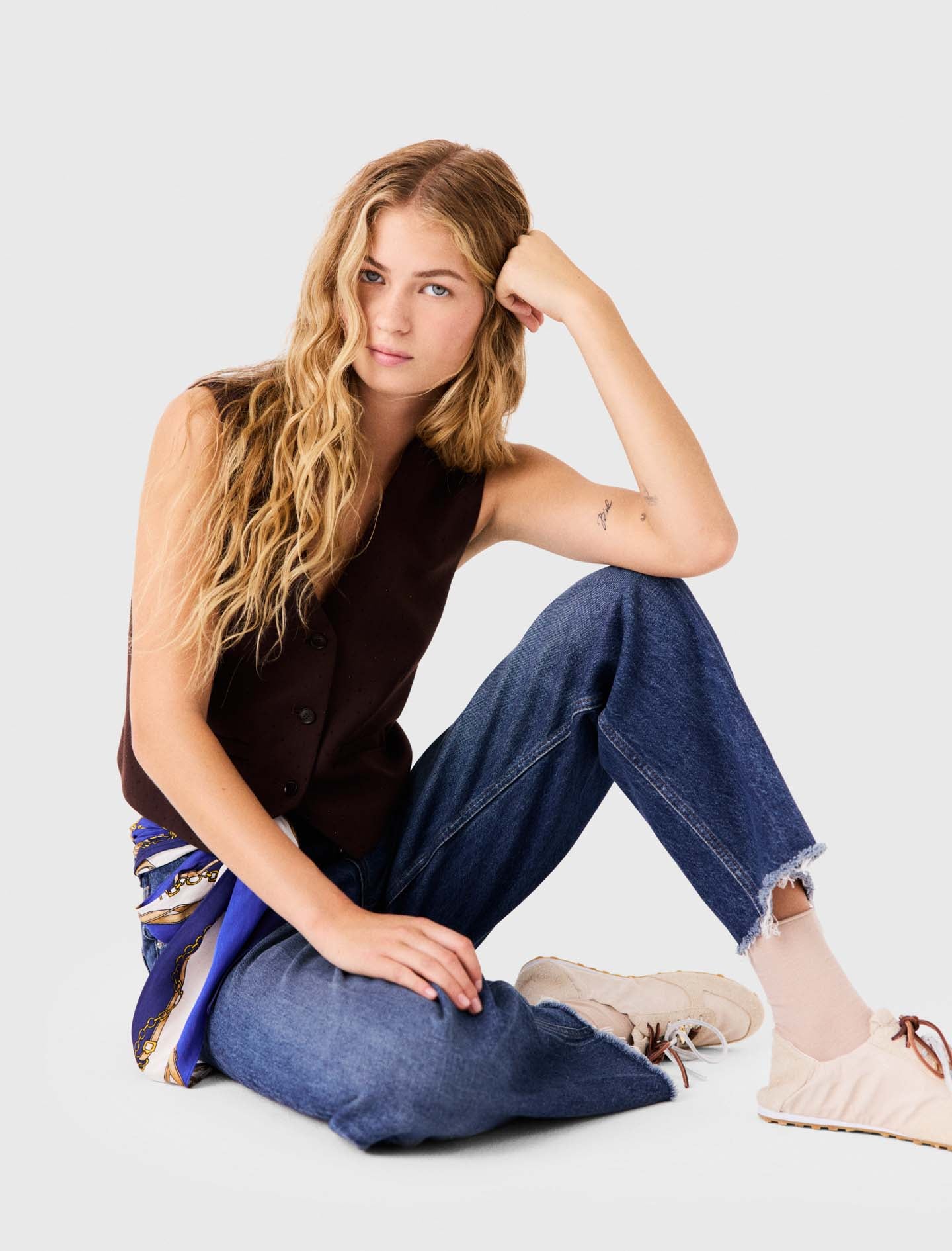 Carrot-cut jeans with a twilly Blue