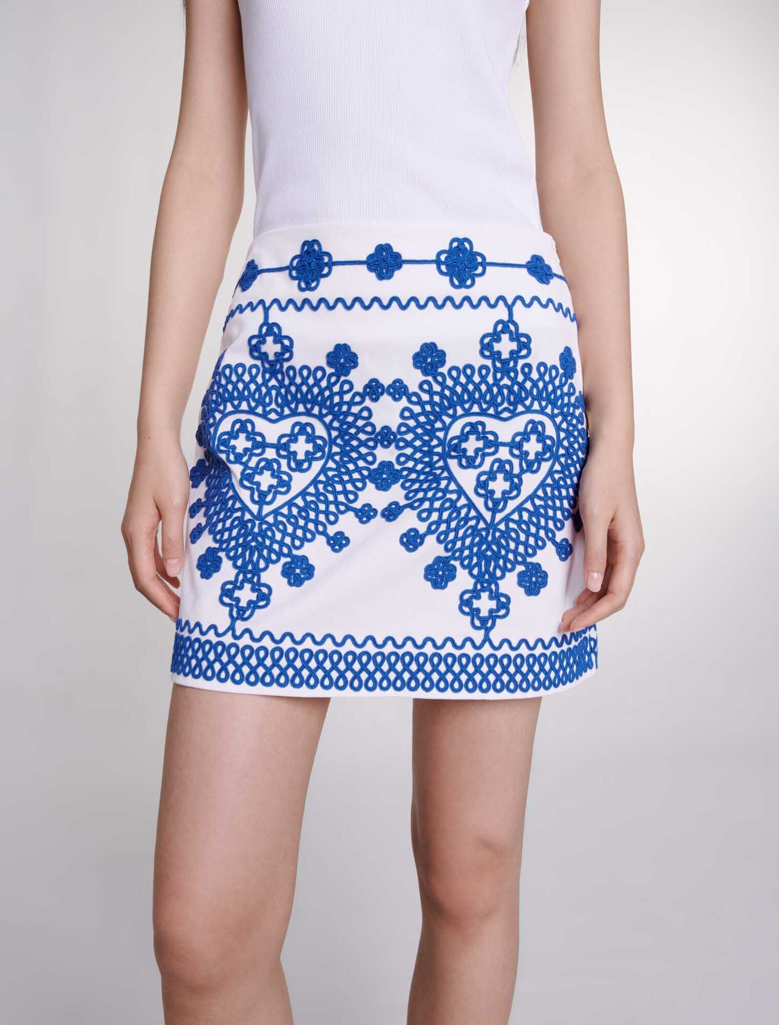 White/Blue Embroidered pencil skirt