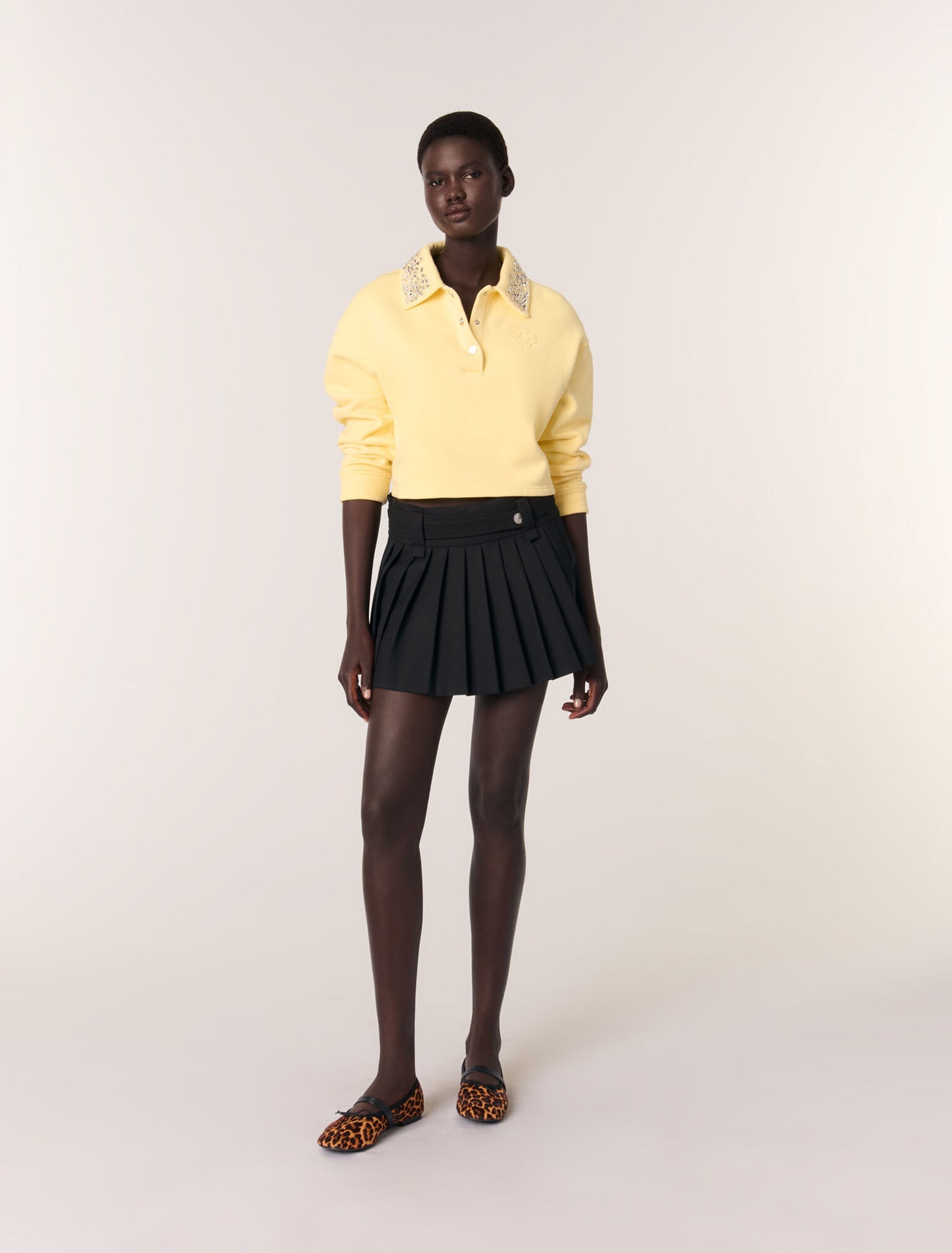 Black-featured-Short pleated skirt
