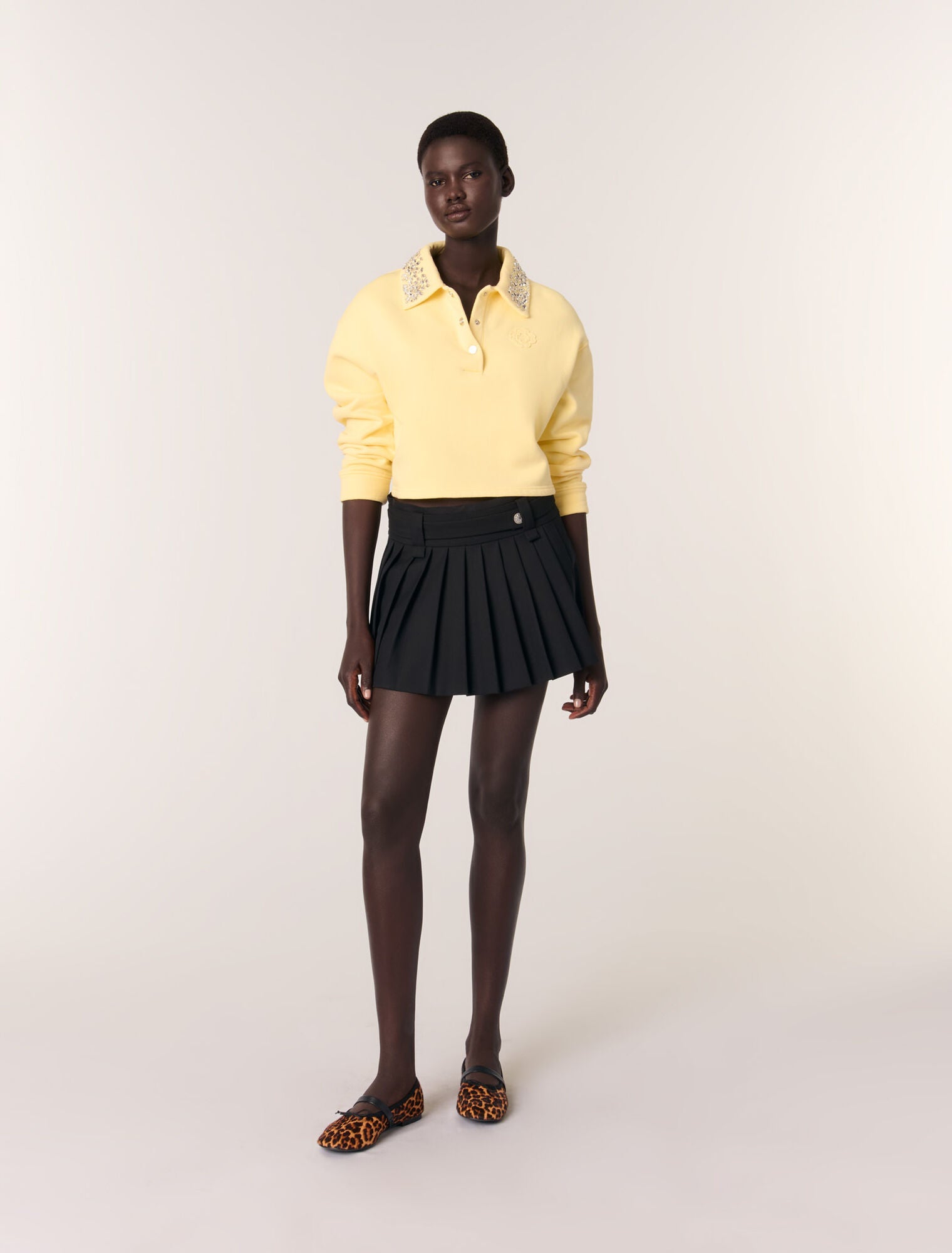 Black-featured-Short pleated skirt