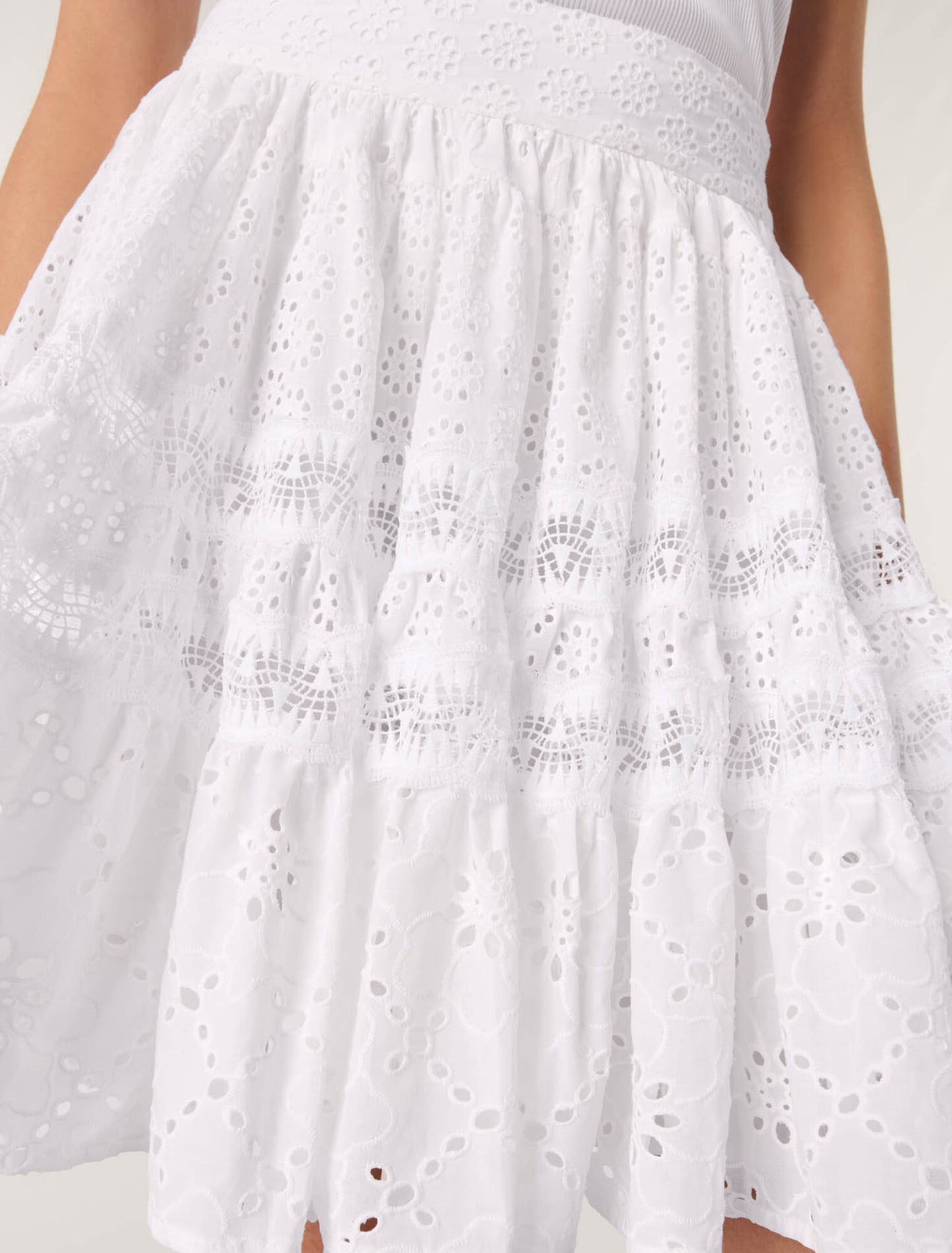 White-Short embroidered skirt