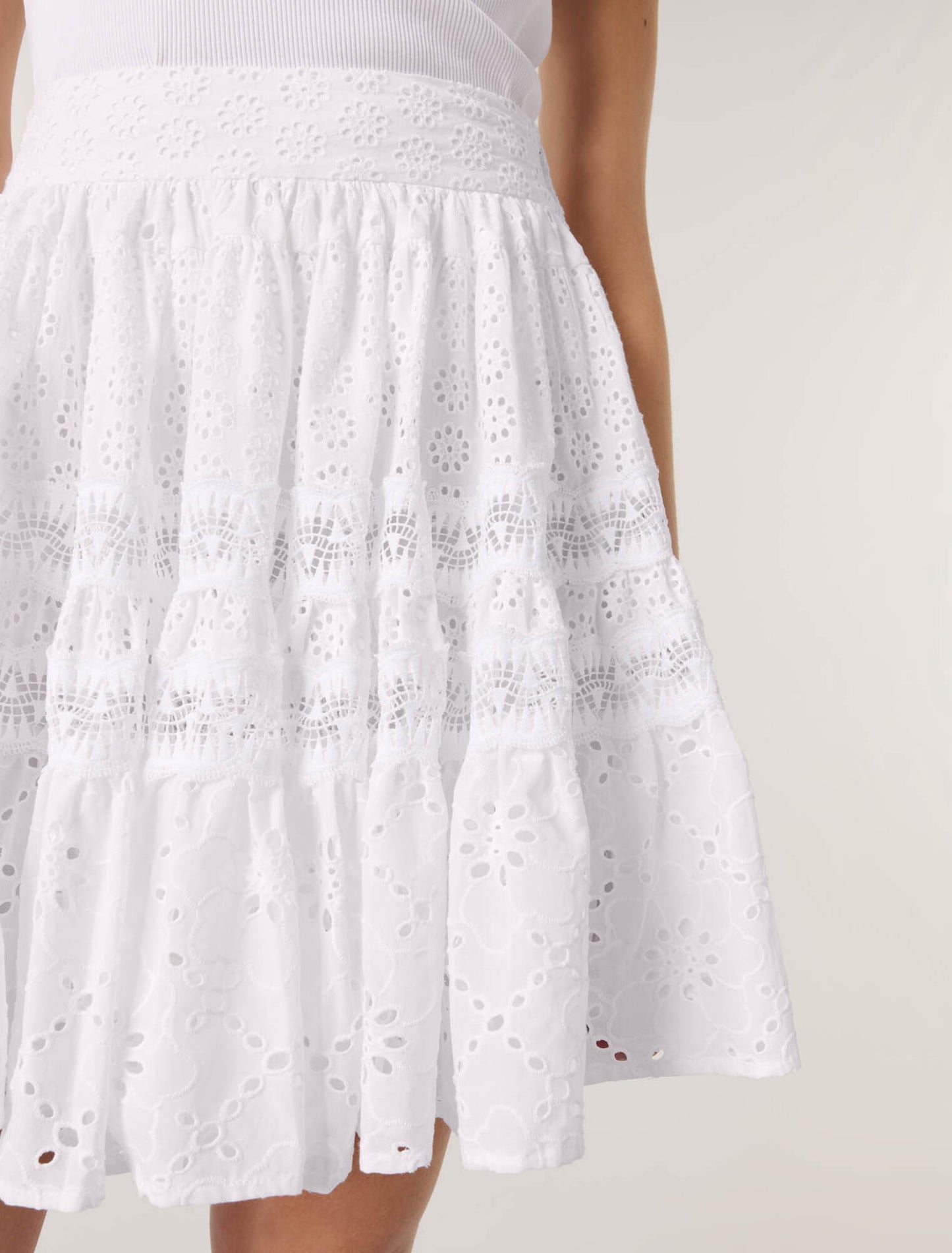 White-Short embroidered skirt