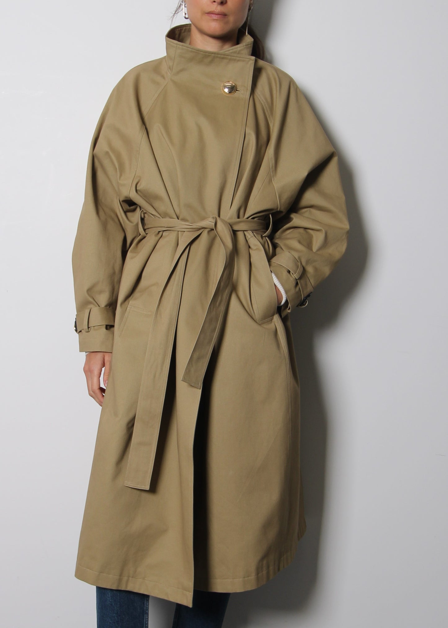 Long belted trench, gold buttons Beige