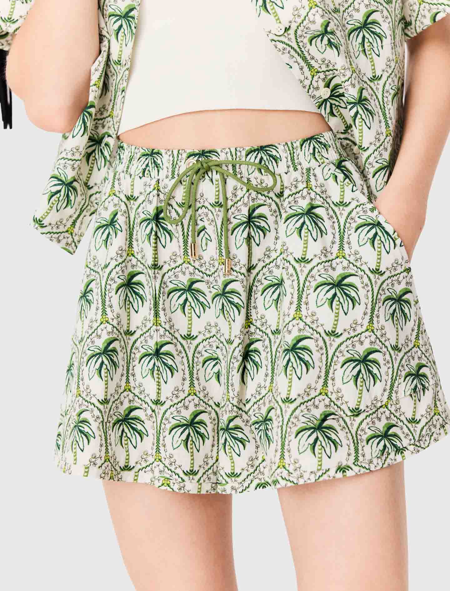Patterned elastic waist shorts Green Palm Tree
