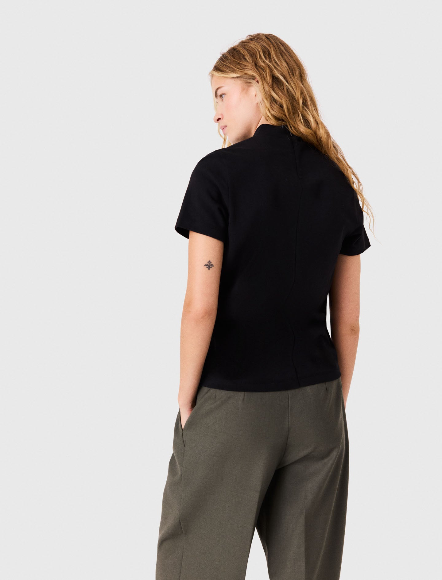 T-shirt with back zip Black