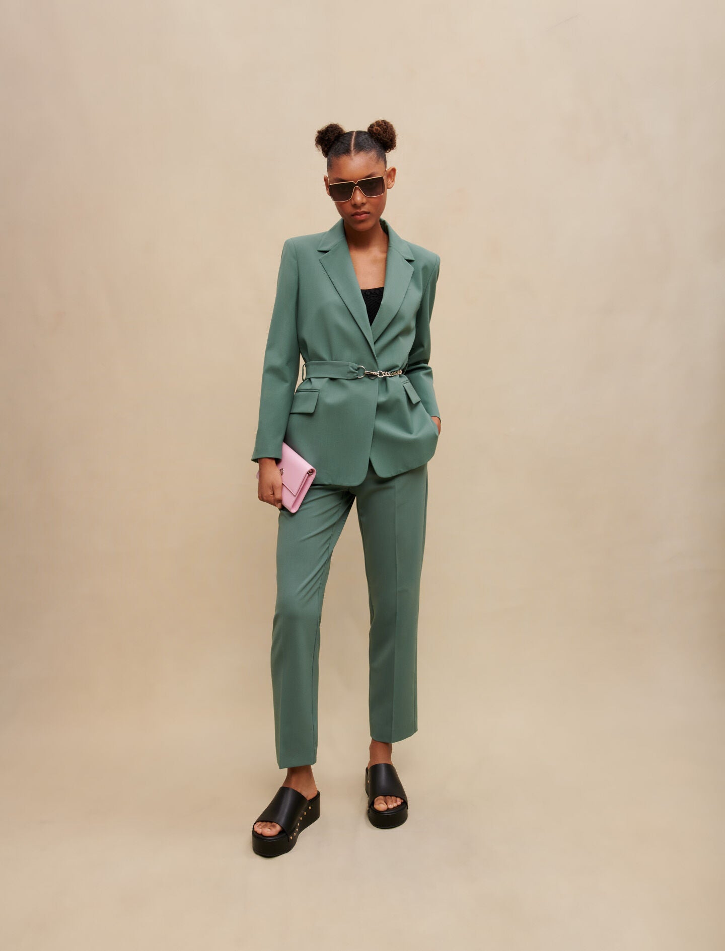 Green-featured-tailored jacket with chain belt